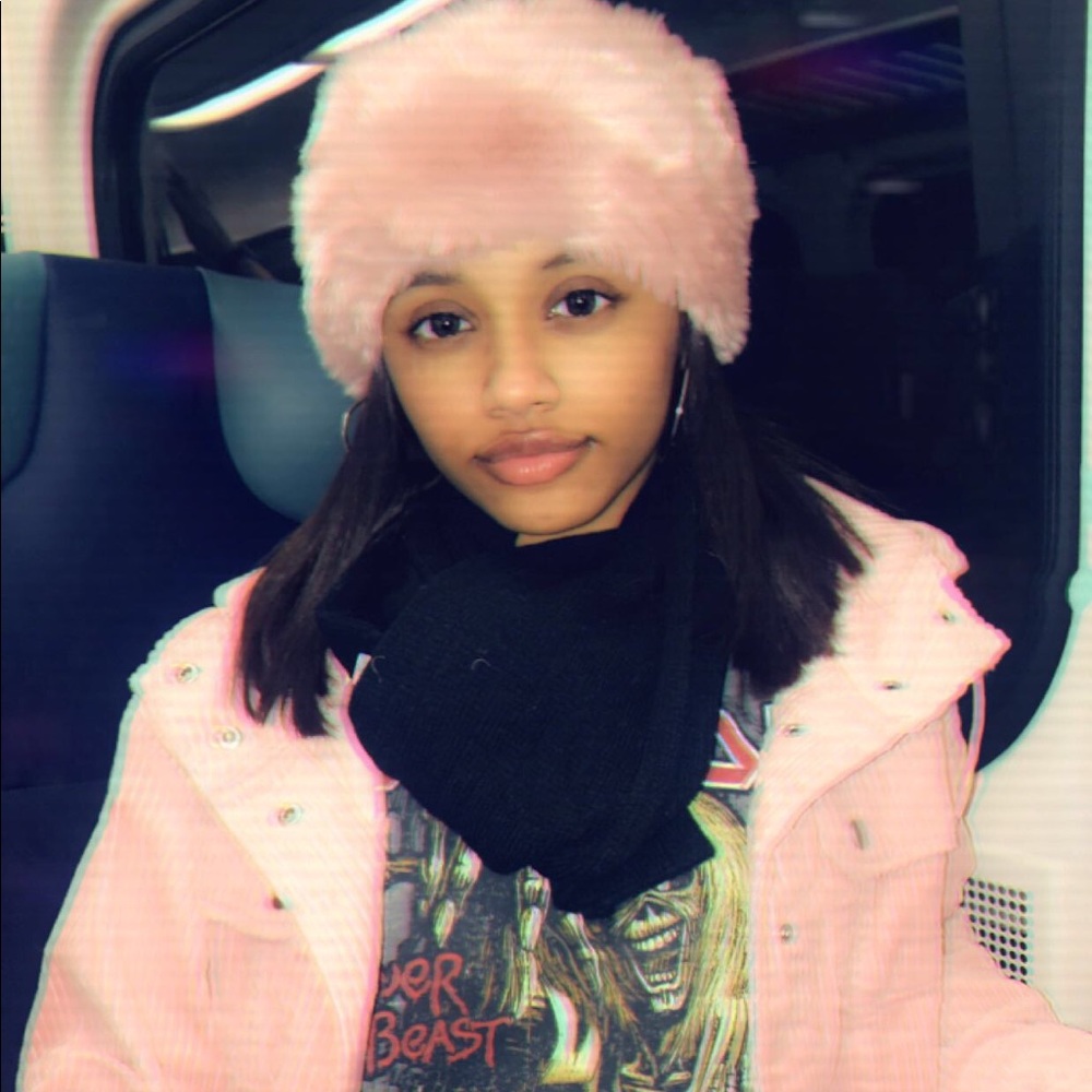 Meet your Posher, Anaya